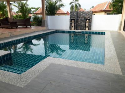 Swimming pool cleaning and maintenance service