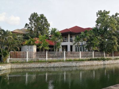 House closed to the lake, near Suvarnabhumi airport