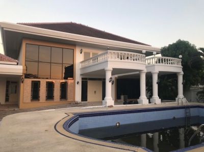 For Sale Detached House with private swimming pool  at Green Valley Ba