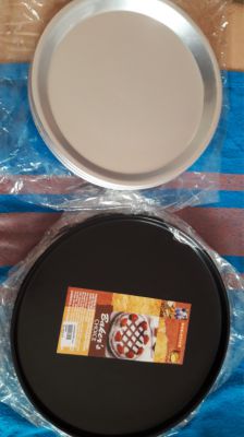 PIZZA BAKING DISH AND PIZZA RACKET