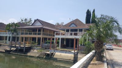 #3070  Waterfront house with private mooring  