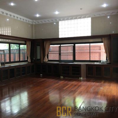 4 Bedroom Double Storey House in Silom 11 for Rent Below Market Price