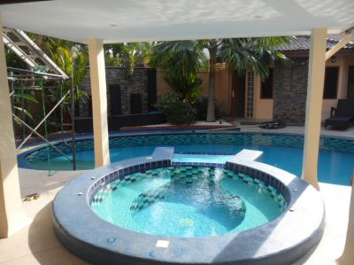 Beautiful 4 Bedroom House with Pool