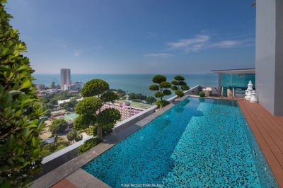 Sale Luxurious condo with pool and great view