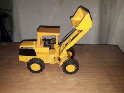John Deere 1/16 caste toy collection rare yellow color