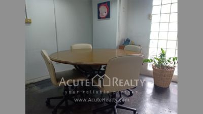 Selling office space in condominium Sarin Place, beautifully decorated, good location.