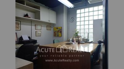 Selling office space in condominium Sarin Place, beautifully decorated, good location.