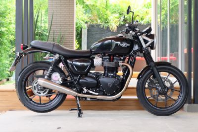 Triumph Street Twin 2016 with Vance & Hines exhaust ! 