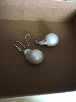 Natural Baroque Pearl with silver earring 800 baht 