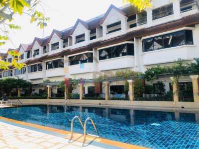 Large Townhouse in the compound with pool for sale at Ekkamai (Sukhumv