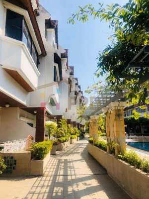 Large Townhouse in the compound with pool for sale at Ekkamai (Sukhumv