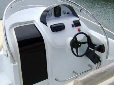 20' Aquamarine Power boat, cuddy cabin