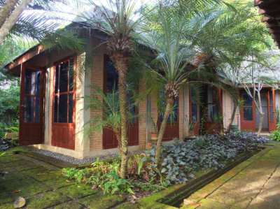 Lakeside Bungalow with Pavilion (2br) in Natural Garden, 10 mi to City