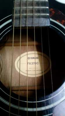 Yamaha FX370C guitar