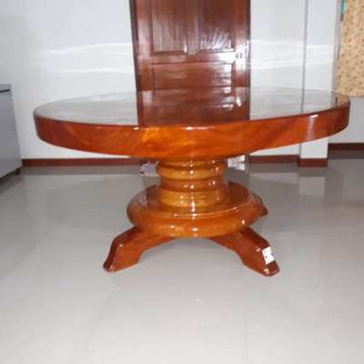 Solid wood round table sold for 78,000