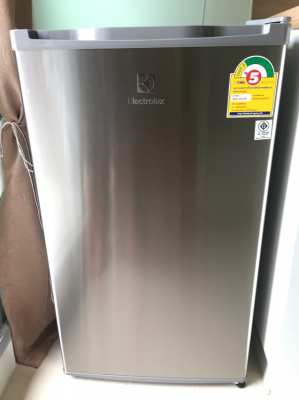 ขายตู้เย็น Elextrolux รุ่น EUM0900SA จุ 85 ลิตร 3,290 บาท จาก 5,490บาท