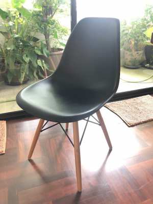 2 Eames replica chairs (brandnew) selling individually or together