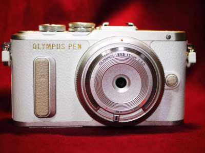 Olympus E-PL8 Wi-Fi Camera with Olympus 15mm F8 Fix Lens