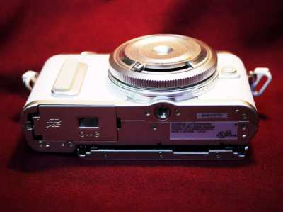 Olympus E-PL8 Wi-Fi Camera with Olympus 15mm F8 Fix Lens
