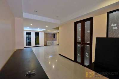 Newly Renovated 4 Bedroom Townhome in Nuan Chan 24 for Sale 