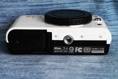 Nikon 1 J1  Mirrorless Digital Camera White Body