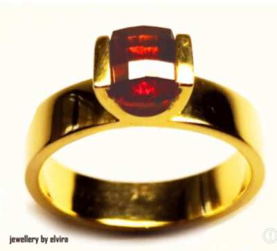 9k gold ring set with a precision cut Rhodolite Garnet