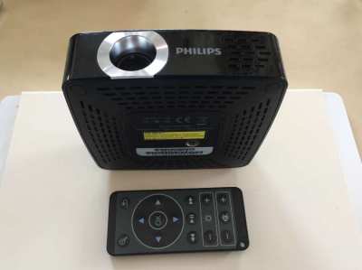 PORTABLE PROJECTOR PHILIPS HD 80 LUMENS (GREAT FOR MOVIES SHOW OFF)