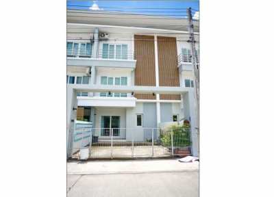 Townhouse for sale 2.5 km. from Promenada shopping mall, Super Highway