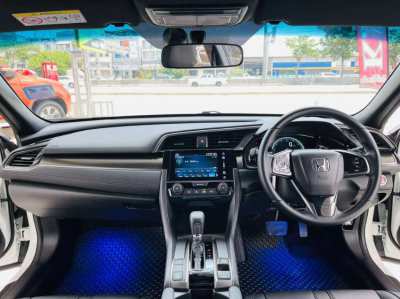 HONDA CIVIC 1.5 RS Turbo  Hatchback AUTO  5ประตู  รถปี 2017  รถสีขาว