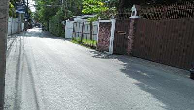 Beautiful plot of land for sale, surrounded by a detached house, 101 sq m, Phra Khanong.