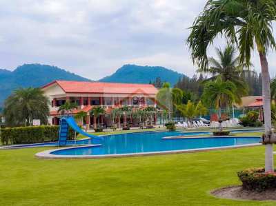 Thailand Resort: Property with many pools, tennis courts, restaurant