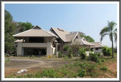 2-storey office/residential building on Chiang Mai-Chiang Rai Highway.