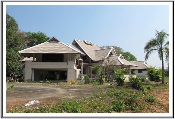 2-storey office/residential building on Chiang Mai-Chiang Rai Highway.
