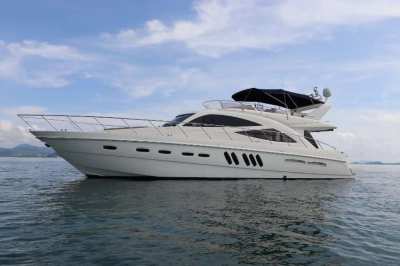 Sealine T60 Aura motor yacht