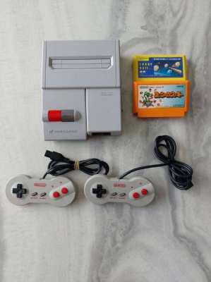 Nintendo AV Famicom + 2x Controller and Games