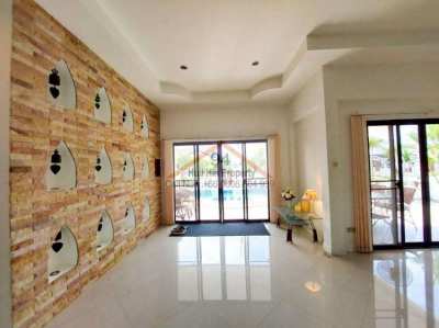 Immaculate resale pool villa, bright and spacious Palm Hills area