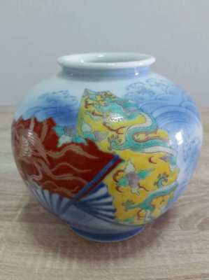FINAL REDUCTION FREE DELIVERY Chinese vase showing  dragon/phoenix