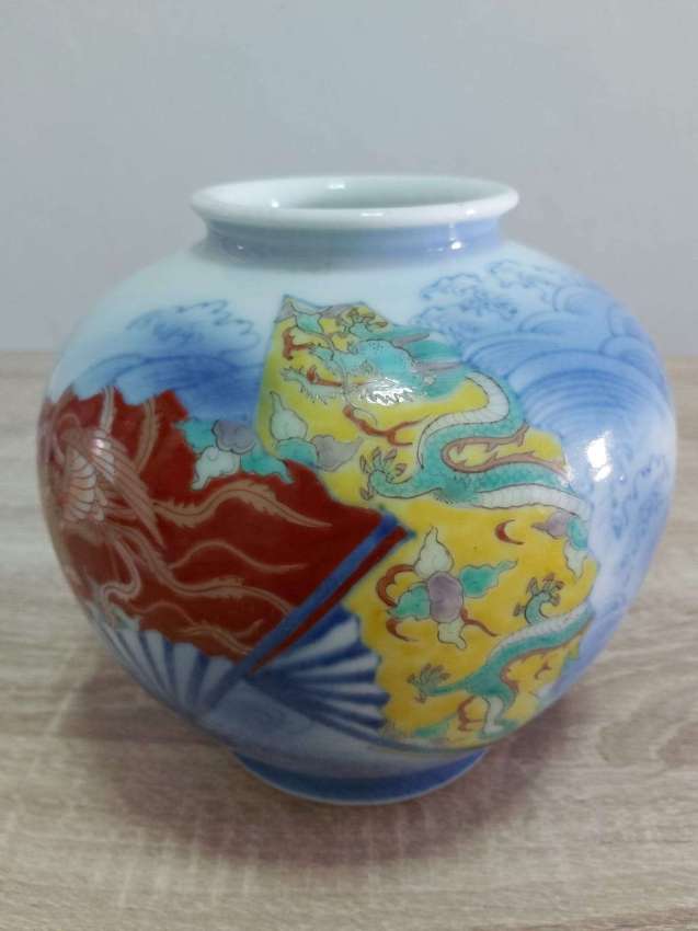 SALE NOW ON FREE DELIVERY Chinese vase showing  dragon/phoenix