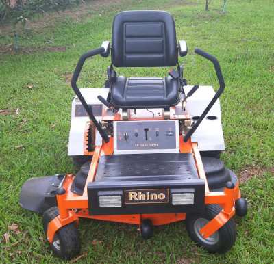 RHINO Pro ที่อยู่อาศัย 50 นิ้ว ดาดฟ้าศูนย์เลี้ยวเครื่องตัดหญ้า