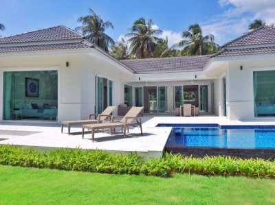 Luxury Pool Villas Close to the Beach