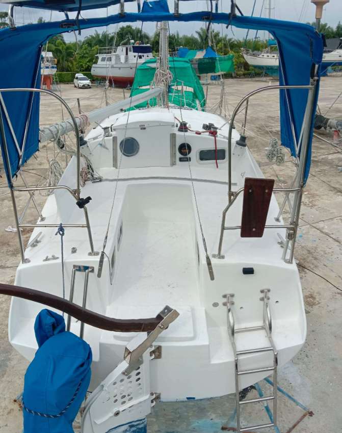 28-foot sloop with lifting keel lying Krabi