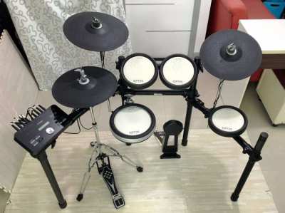 Yamaha DTX562 Drum Kit