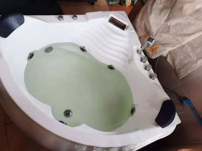 Kassa Brand Jacuzzi Tub (REDUCED PRICE FROM 12,000 TO 8,000