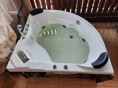 Kassa Brand Jacuzzi Tub (REDUCED PRICE FROM 12,000 TO 8,000