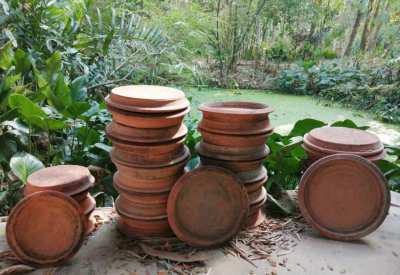 Terracotta saucers for plant pots, used — จานรองกระถาง ใช้แล้ว