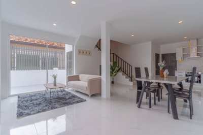 Newly Renovated 2 Storey Pool Villa For Sale !