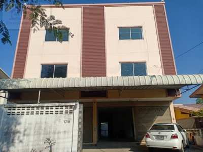 Sell ​​/ rent a commercial building, 3 floors, 70 sq m., Soi Ramkhamha