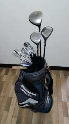 Complete set of Mizuno golf clubs