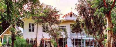 Grand vintage colonial house in Chiangmai (nice area) 1 rai for sale