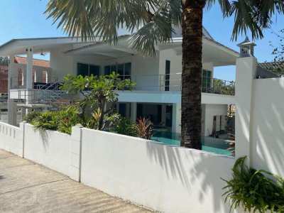 Vacation pool villa for rent